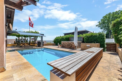 schwimmbad mit schwimmbad, terrasse, from property, day time, und handlauf