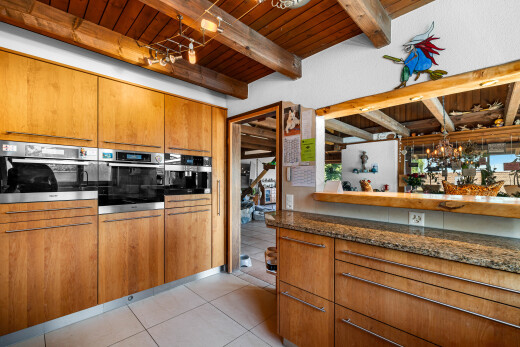 küche mit holzdecke, wood ceiling, light floor, mittelbraune schränke, und medium brown cabinets