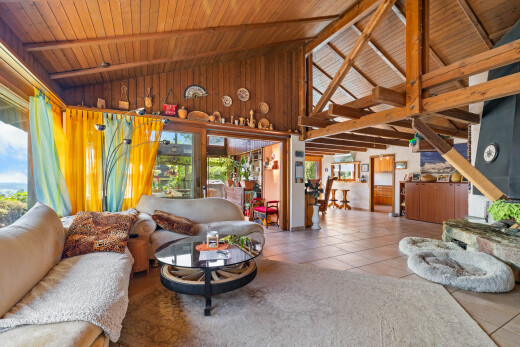 wohnzimmer mit holzdecke, wood ceiling, dachschräge, vaulted ceiling, und inside property
