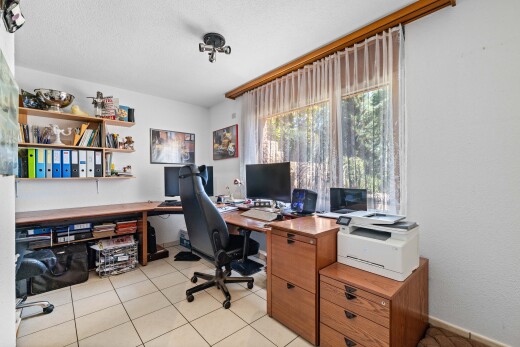 büro mit bürobereich, light floor, inside property, natürliches licht, und natural light