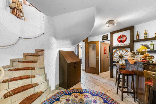 treppe mit inside property, fliesenboden, tile floor, und bar im innenbereich