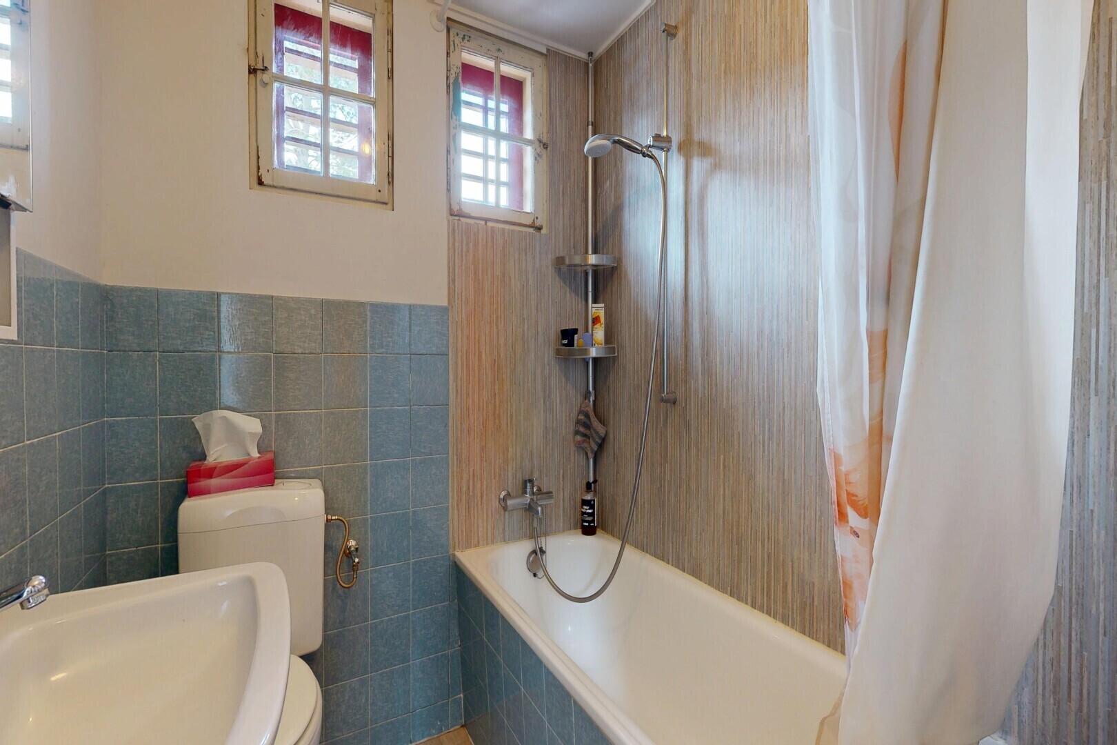 full bathroom with tiled shower / bath and tile walls