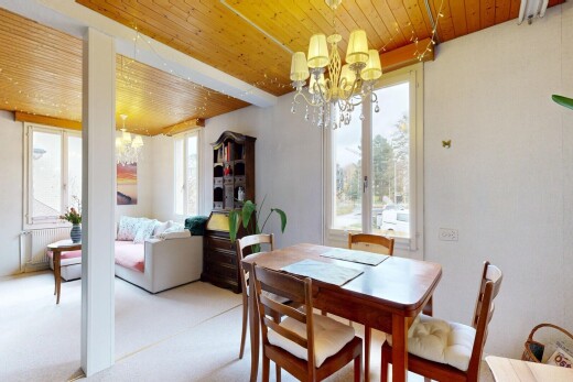 wohn- / esszimmer mit bemerkenswerter kronleuchter, inside property, holzdecke, wood ceiling, und gipskartonwand