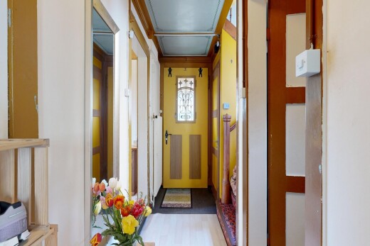 halle / korridor mit light floor, natürliches licht, natural light, inside property, und gipskartonwand