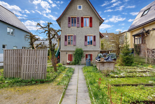 außenansicht mit zaun, property visible, und day time