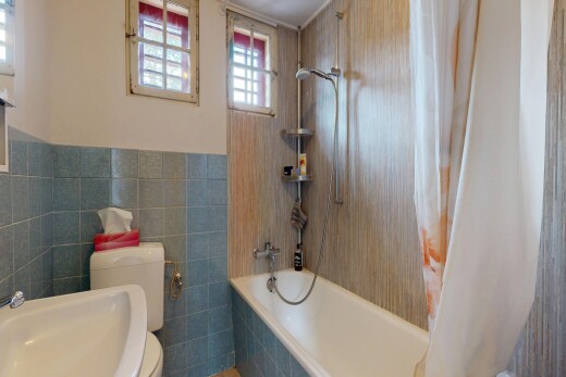 bad mit komplettes badezimmer, kombiniertes bad / dusche, toilette, inside property, und tile wall