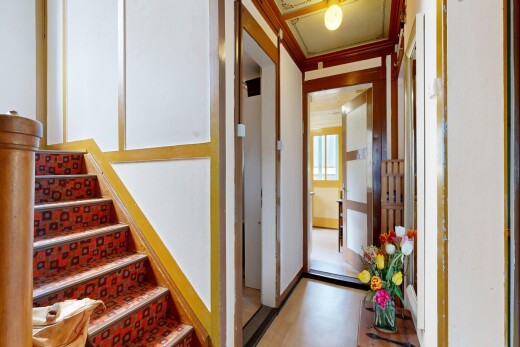 treppe mit treppen, kronenstuck, crown molding, inside property, und natürliches licht
