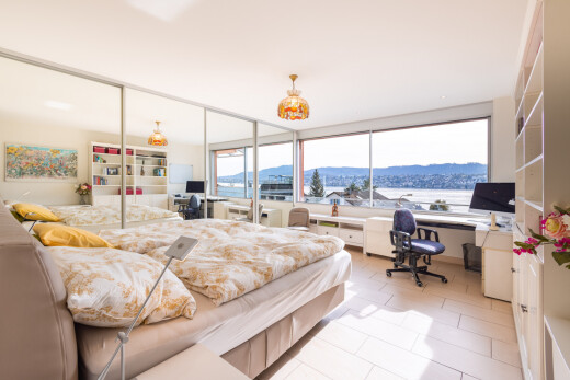 zimmer / schlafzimmer mit natural light, natürliches licht, inside property, bürobereich, und fernseher