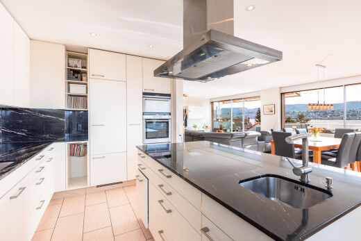 küche mit dunstabzugshaube, natural light, natürliches licht, waschbecken, und inside property