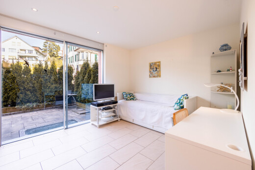 zimmer / schlafzimmer mit fernseher, natural light, natürliches licht, drywall, und gipskartonwand