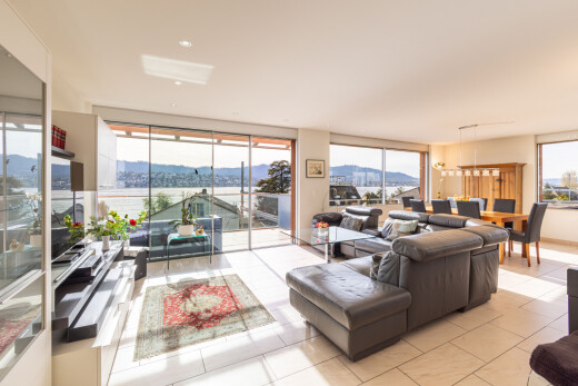 wohn- / esszimmer mit mountain view, blick auf die berge, floor ceiling windows, bodendeckenfenster, und tile floor