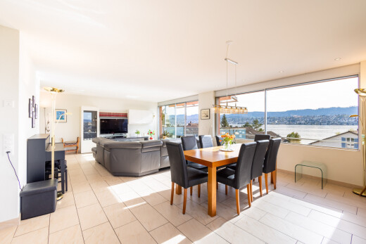 wohn- / esszimmer mit natural light, natürliches licht, drywall, gipskartonwand, und fernseher