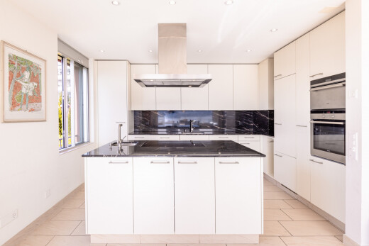 küche mit dunstabzugshaube, natural light, natürliches licht, arbeitsplatten, und inside property