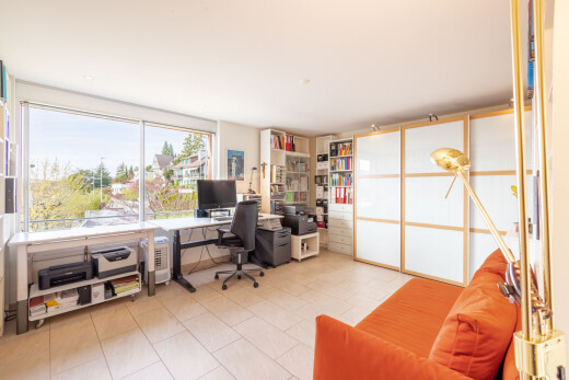 büro mit inside property, bürobereich, fernseher, natural light, und natürliches licht