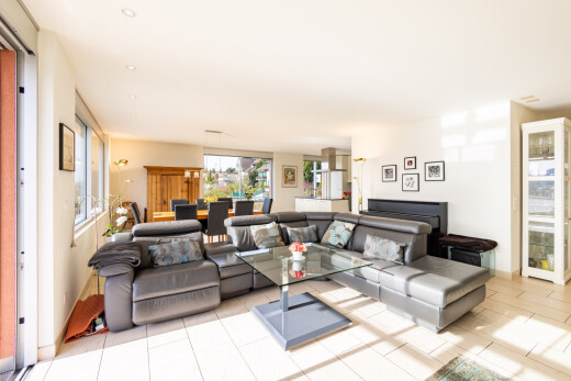 wohnzimmer mit natural light, natürliches licht, drywall, gipskartonwand, und inside property