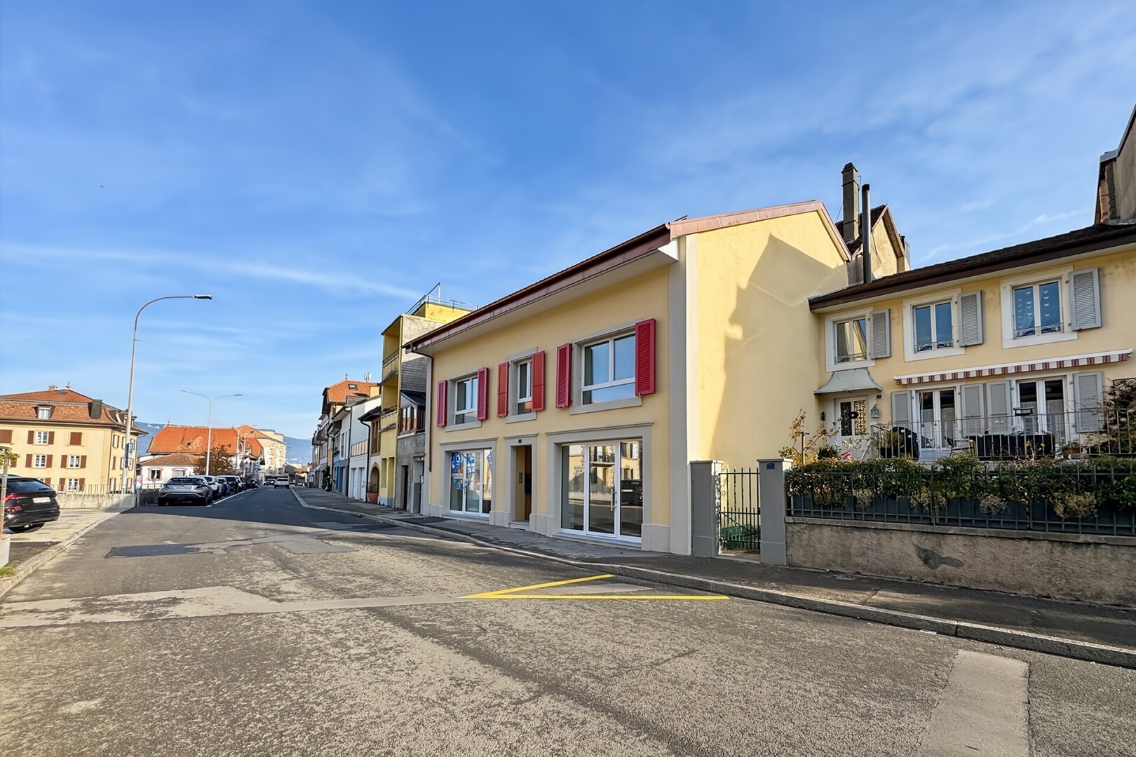 extérieur du bâtiment avec day time et parking
