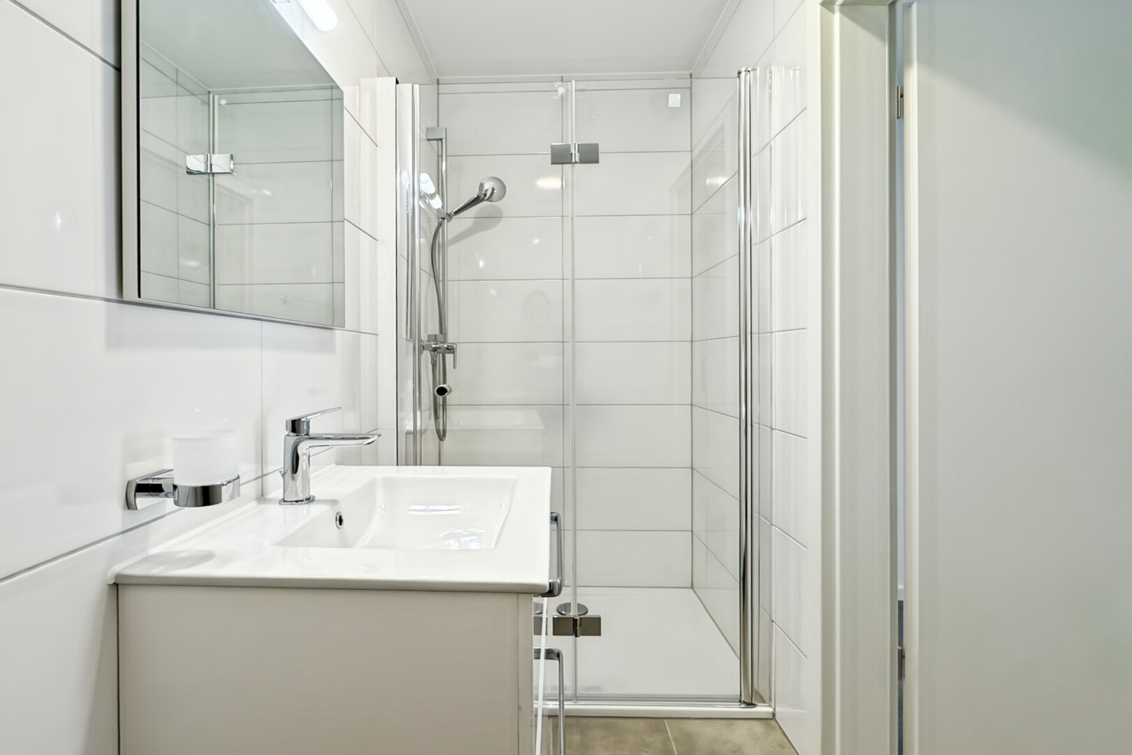 salle de bains avec lavabo (ou coiffeuse selon le contexte), miroir, light floor, inside property, et salle de bain complète