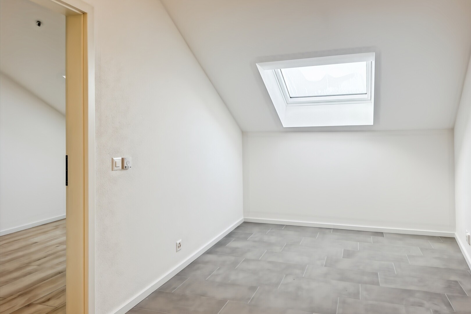 pièce vide avec puits de lumière, vaulted ceiling, plafond voûté, inside property, et drywall