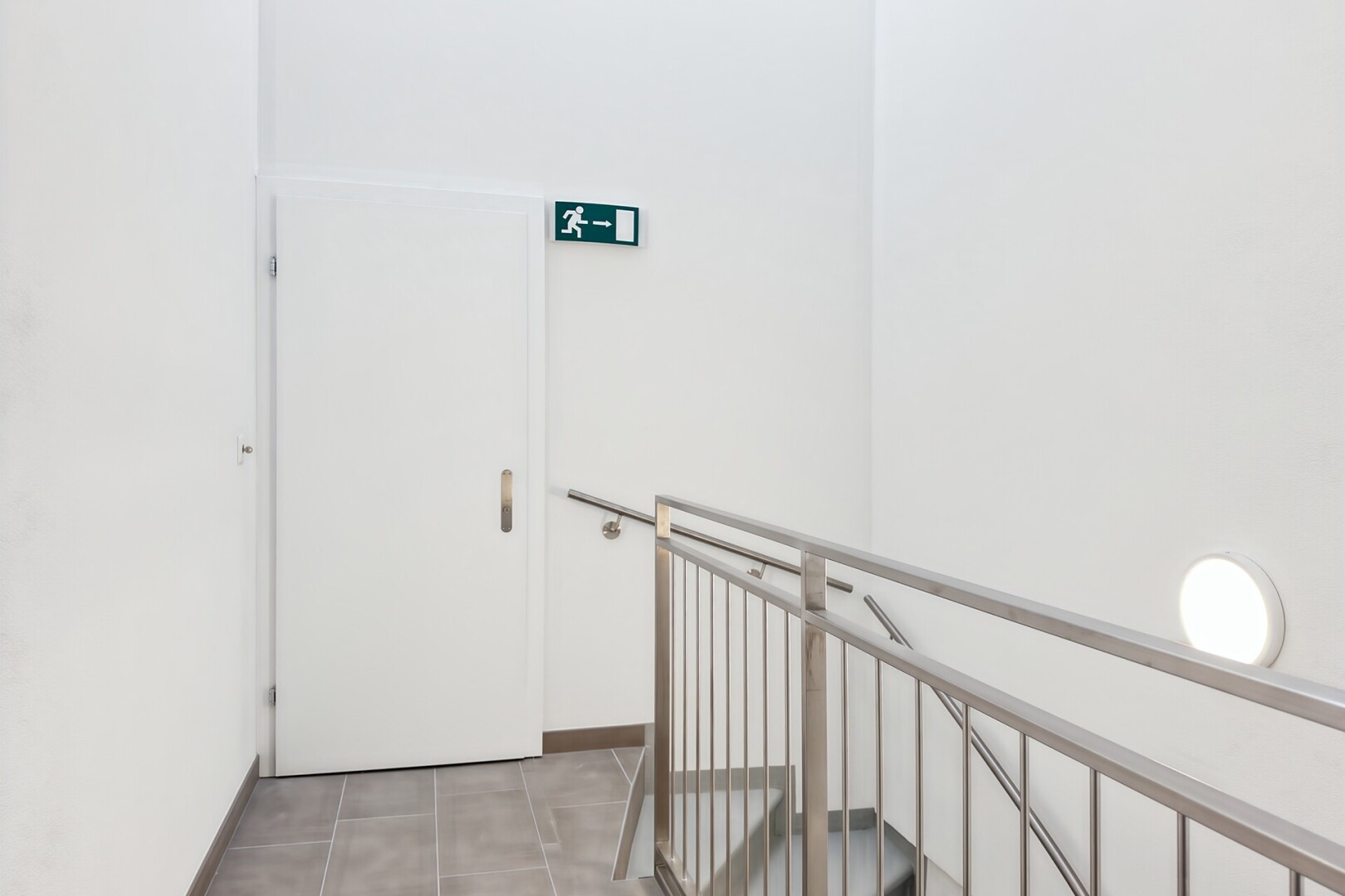 couloir avec cloison sèche, drywall, inside property, sol en carrelage, et tile floor