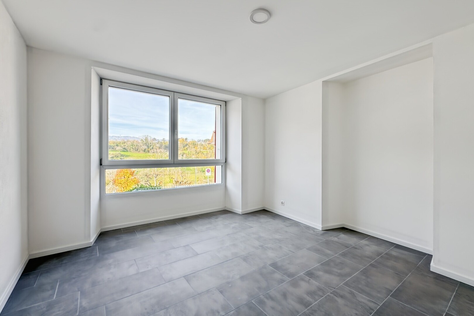 pièce vide avec natural light, lumière naturelle, inside property, drywall, et cloison sèche
