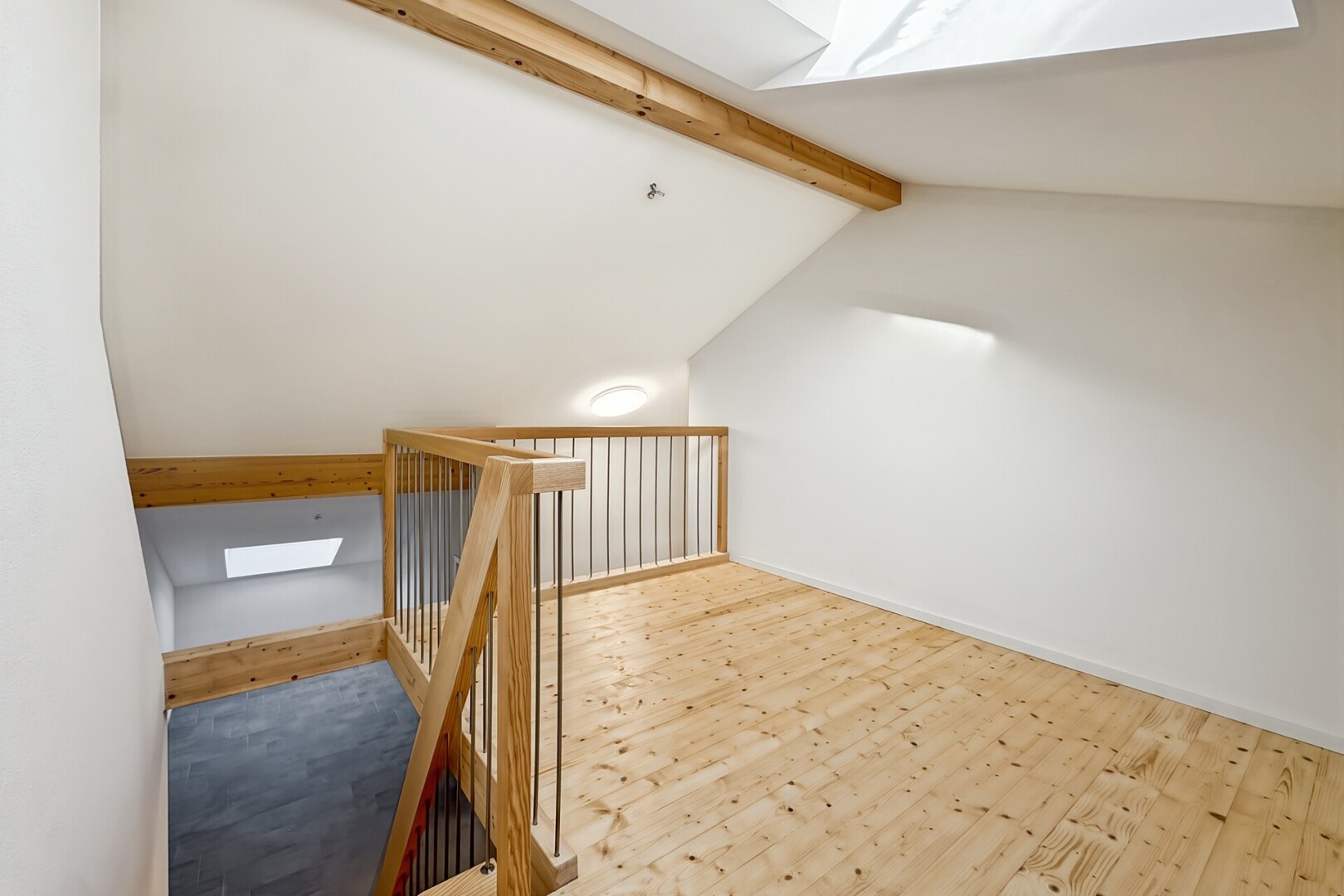 escaliers avec puits de lumière, sol en finition bois, wood finish floor, plafond à poutres, et beamed ceiling