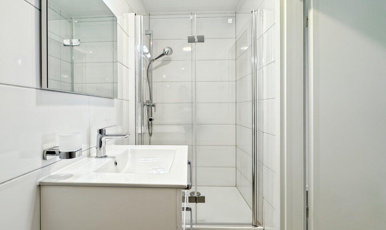 salle de bains avec lavabo (ou coiffeuse selon le contexte), miroir, light floor, inside property, et salle de bain complète