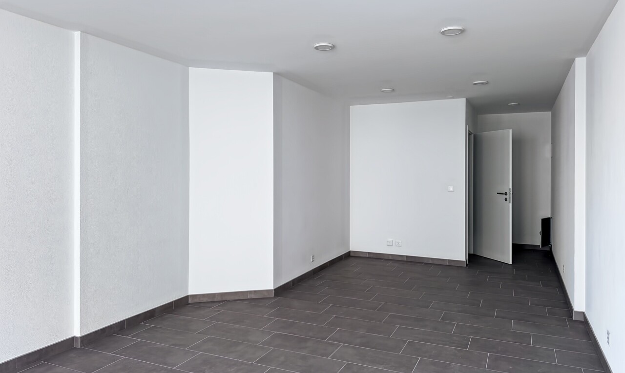 pièce vide avec dark floor, drywall, cloison sèche, inside property, et baseboards wall