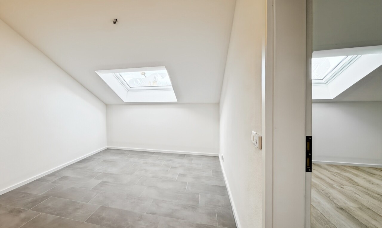 pièce vide avec puits de lumière, inside property, cloison sèche, drywall, et plinthes murales