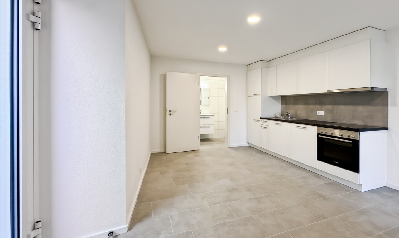 cuisine avec plans de travail, dark countertops, four, inside property, et light floor
