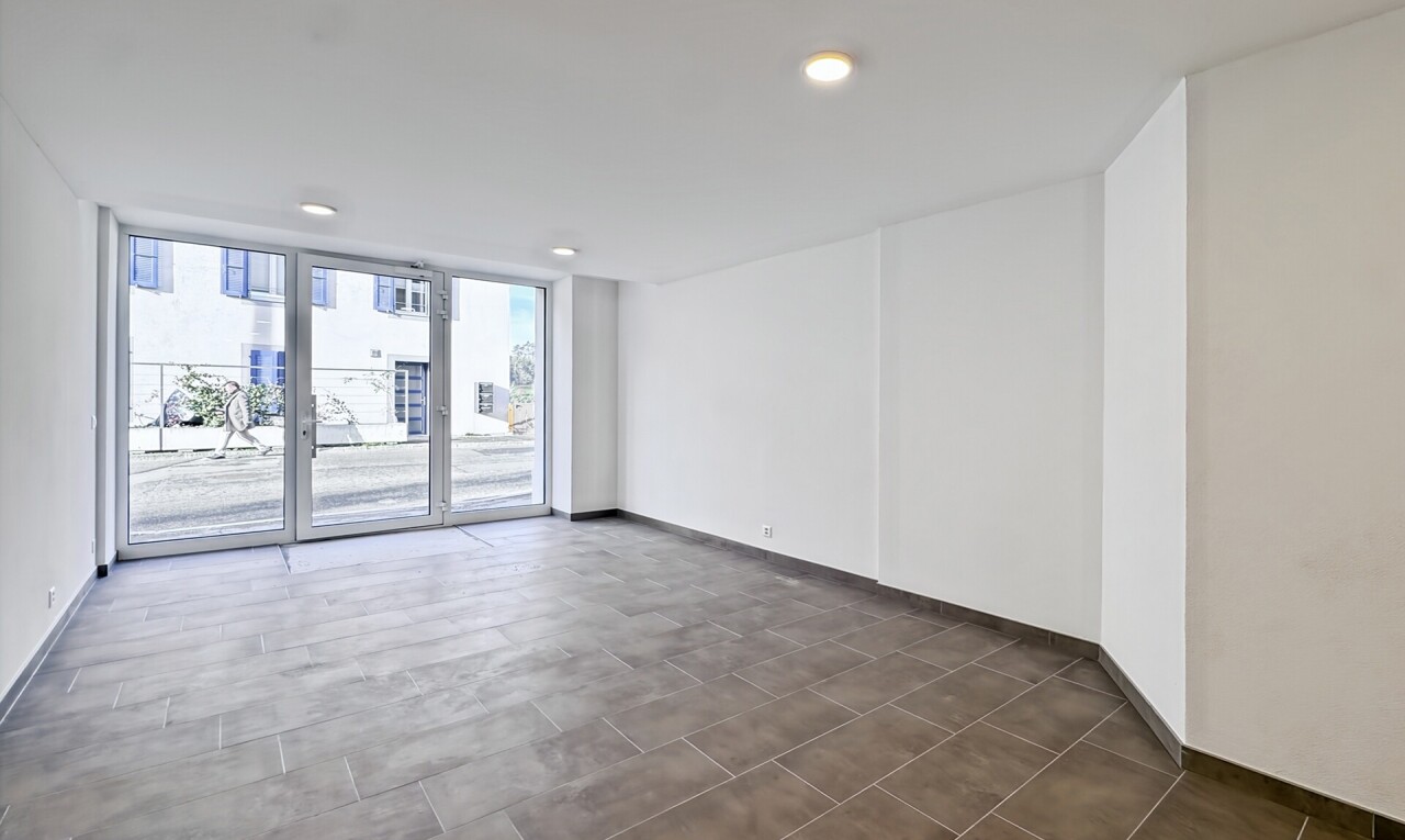 pièce vide avec cloison sèche, drywall, lumière naturelle, natural light, et inside community