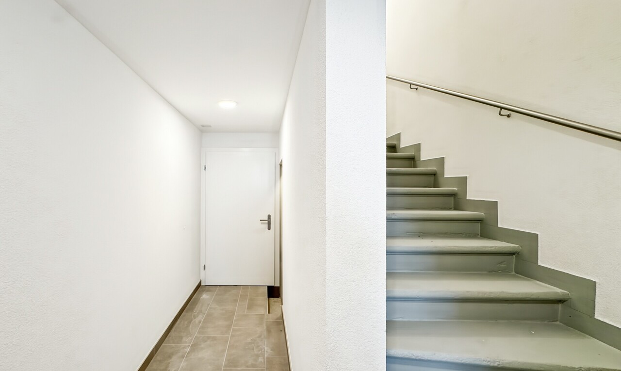 escaliers avec escaliers, inside property, drywall, et cloison sèche
