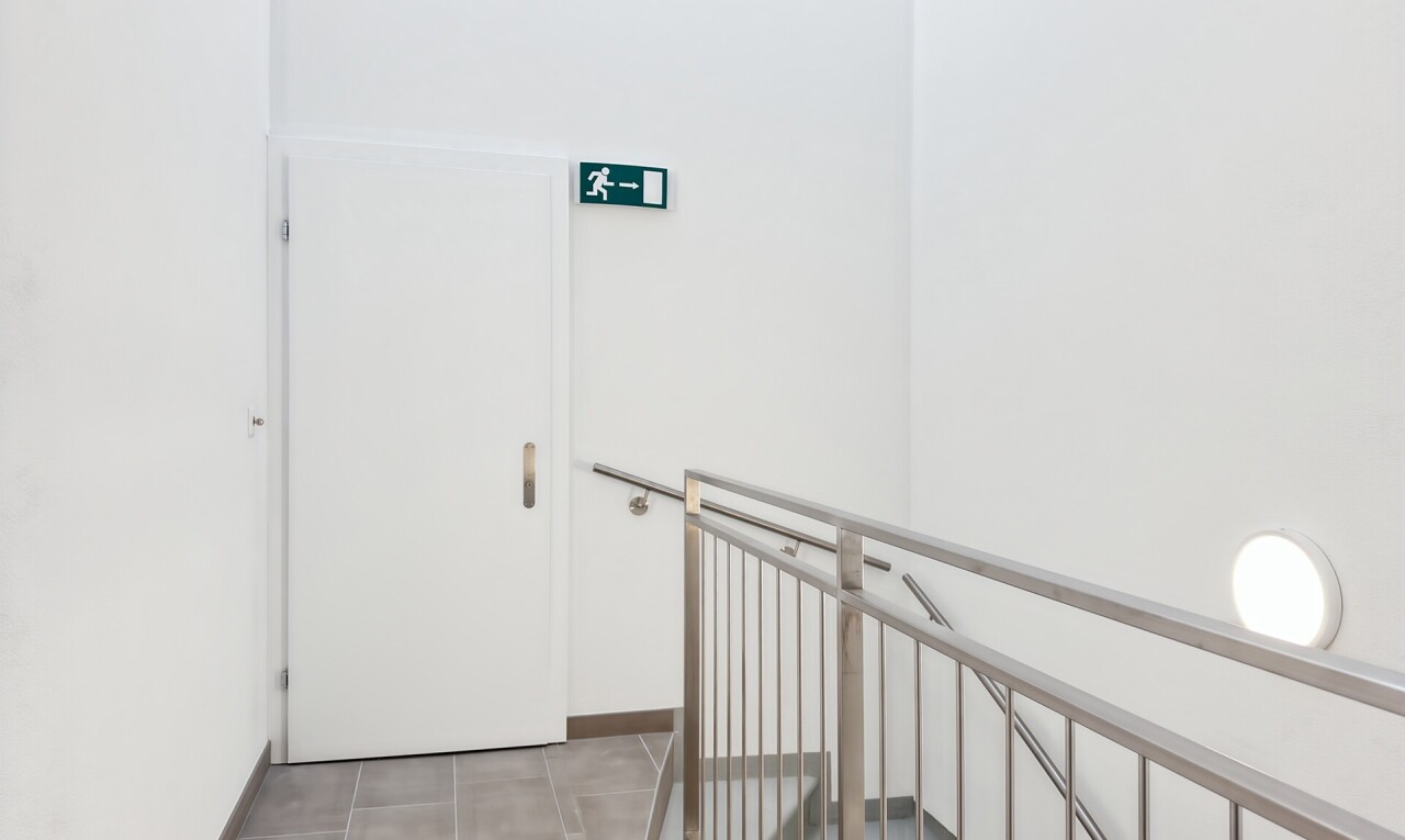 couloir avec cloison sèche, drywall, inside property, sol en carrelage, et tile floor