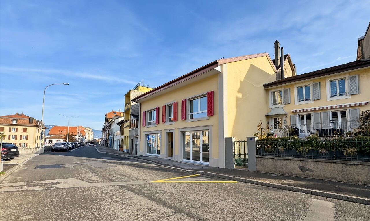 extérieur du bâtiment avec day time et parking