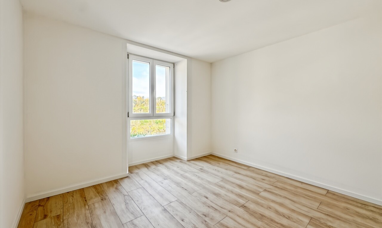 pièce vide avec day time, cloison sèche, drywall, sol en finition bois, et wood finish floor