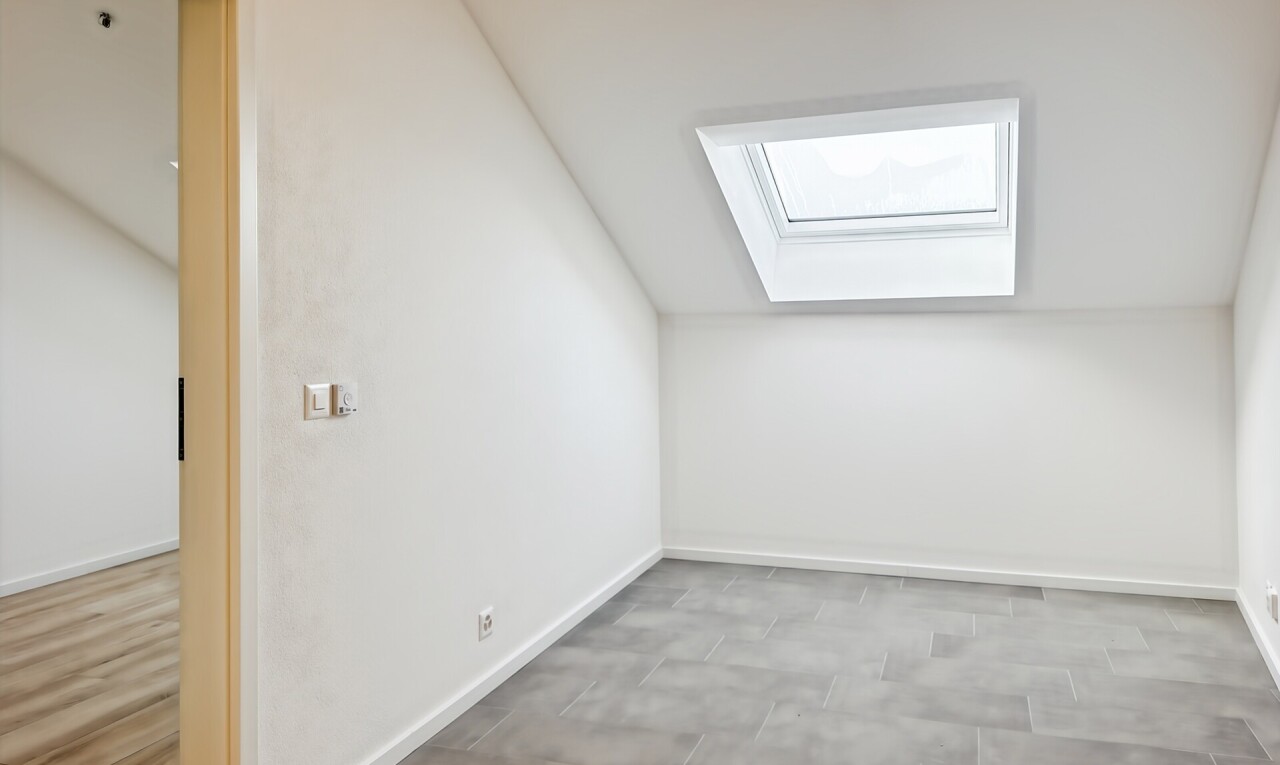 pièce vide avec puits de lumière, vaulted ceiling, plafond voûté, inside property, et drywall