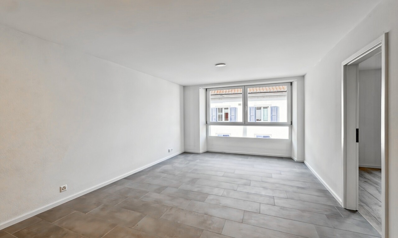 pièce vide avec inside property, natural light, lumière naturelle, drywall, et cloison sèche