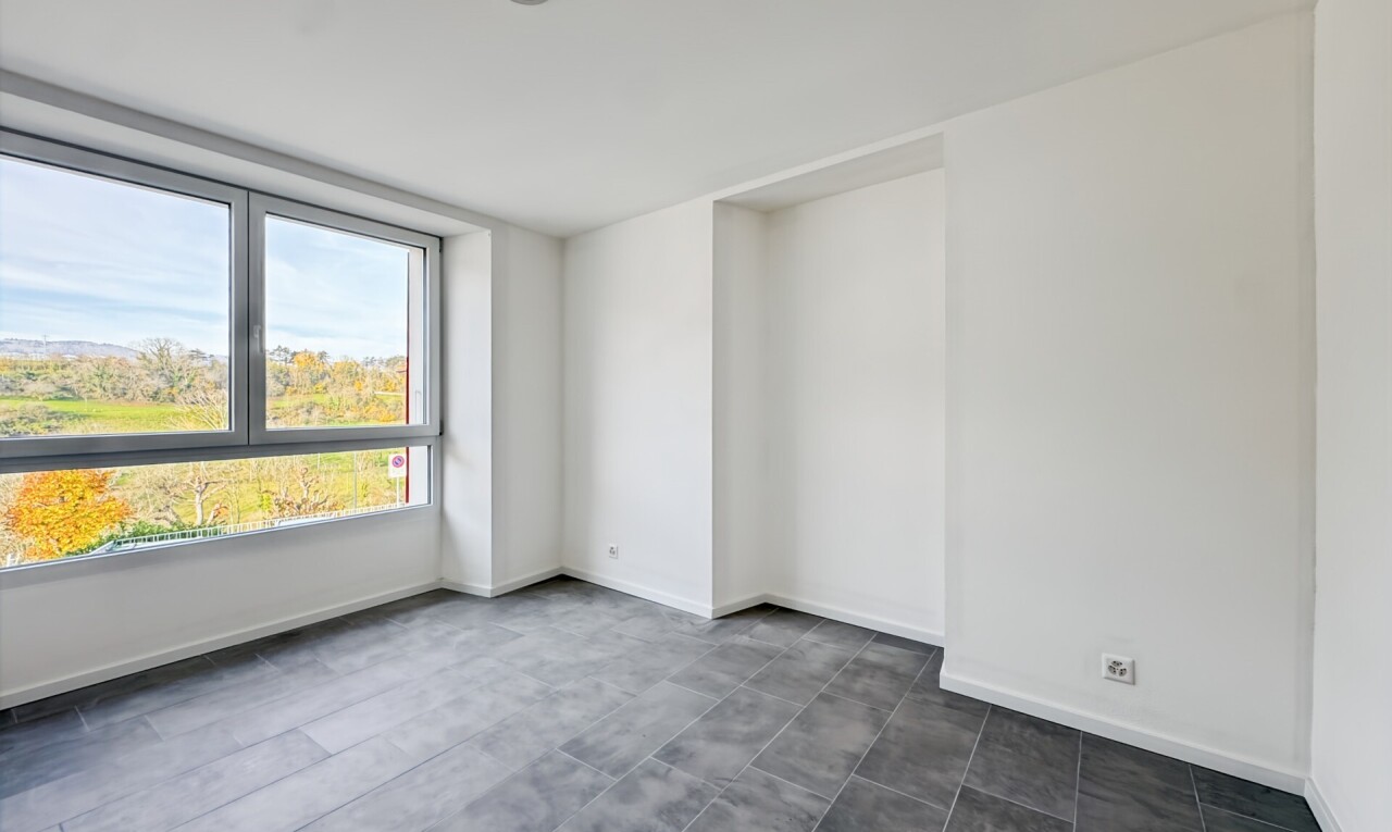 pièce vide avec inside property, natural light, lumière naturelle, drywall, et cloison sèche