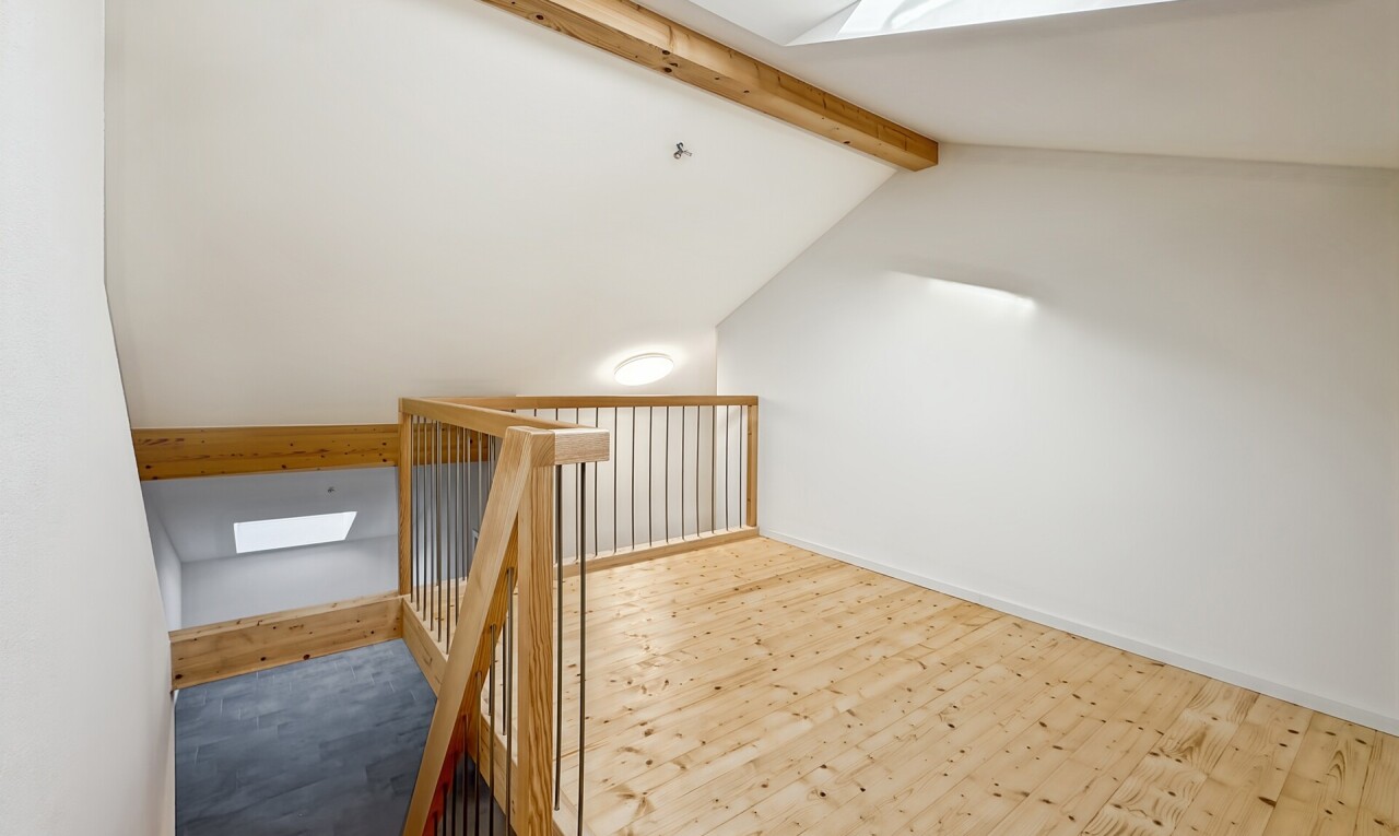 escaliers avec puits de lumière, sol en finition bois, wood finish floor, plafond à poutres, et beamed ceiling