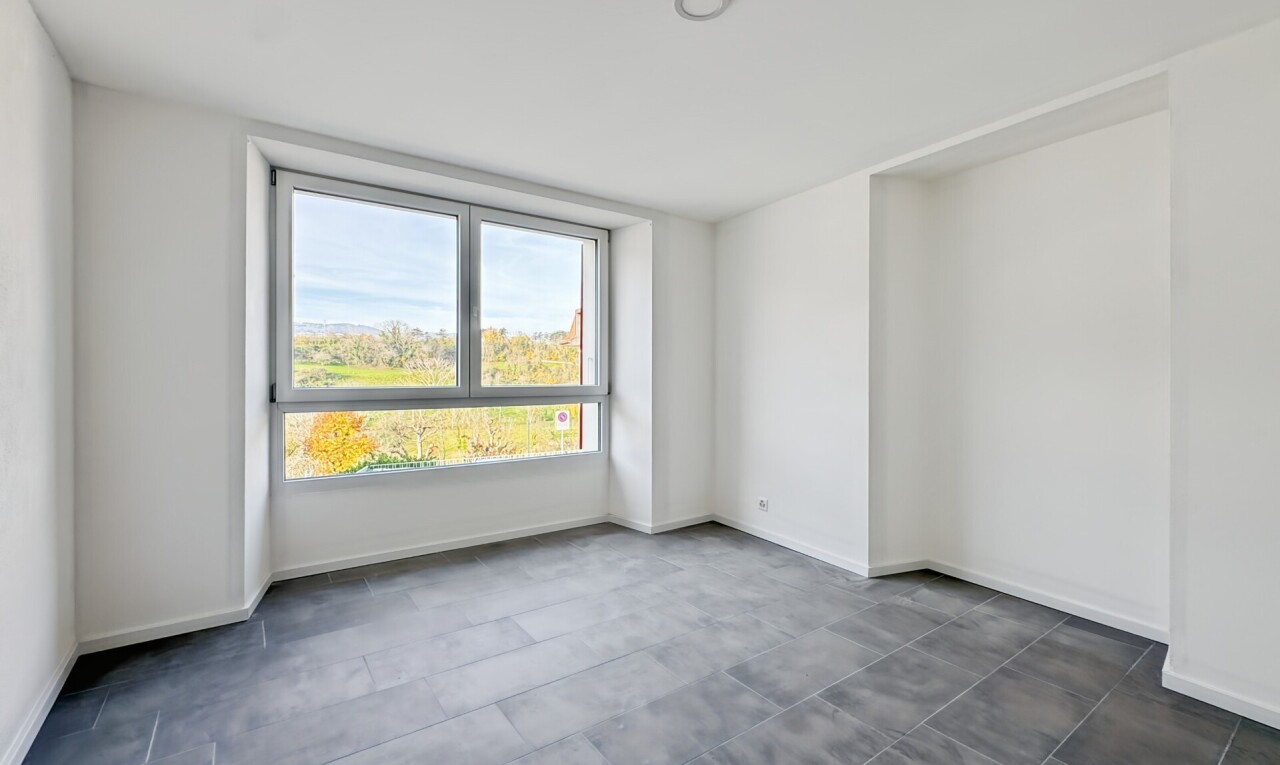 pièce vide avec natural light, lumière naturelle, inside property, drywall, et cloison sèche