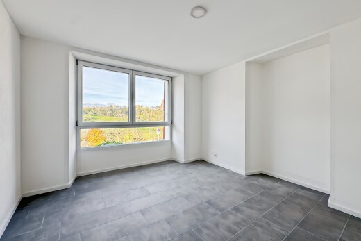 pièce vide avec natural light, lumière naturelle, inside property, drywall, et cloison sèche