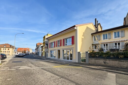 extérieur du bâtiment avec day time et parking