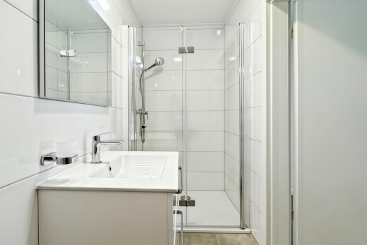 salle de bains avec lavabo (ou coiffeuse selon le contexte), miroir, light floor, inside property, et salle de bain complète