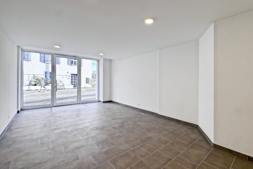 pièce vide avec cloison sèche, drywall, lumière naturelle, natural light, et inside community