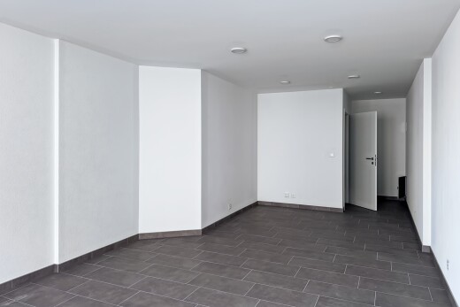 pièce vide avec dark floor, drywall, cloison sèche, inside property, et baseboards wall