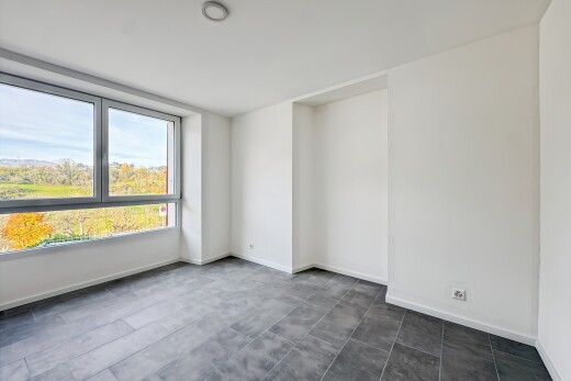 pièce vide avec inside property, natural light, lumière naturelle, drywall, et cloison sèche