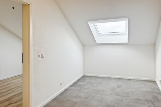 pièce vide avec puits de lumière, vaulted ceiling, plafond voûté, inside property, et drywall
