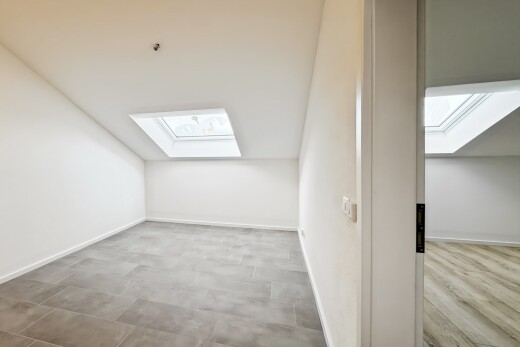 pièce vide avec puits de lumière, inside property, cloison sèche, drywall, et plinthes murales