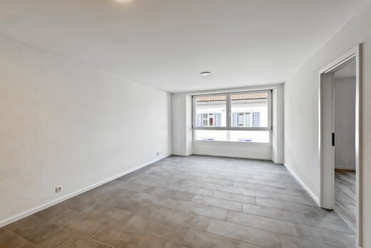 pièce vide avec inside property, natural light, lumière naturelle, drywall, et cloison sèche