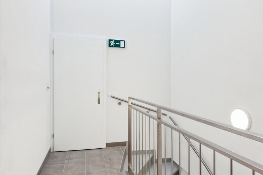 couloir avec cloison sèche, drywall, inside property, sol en carrelage, et tile floor