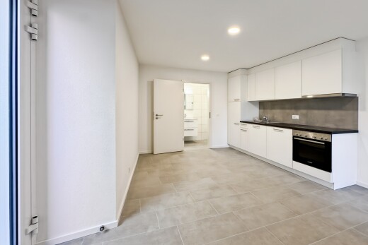 cuisine avec plans de travail, dark countertops, four, inside property, et light floor